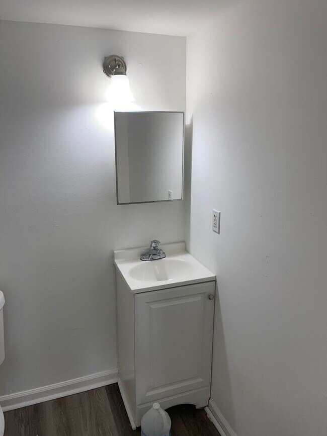 Building Photo - 5 bed 1.5 bath amazing looking
