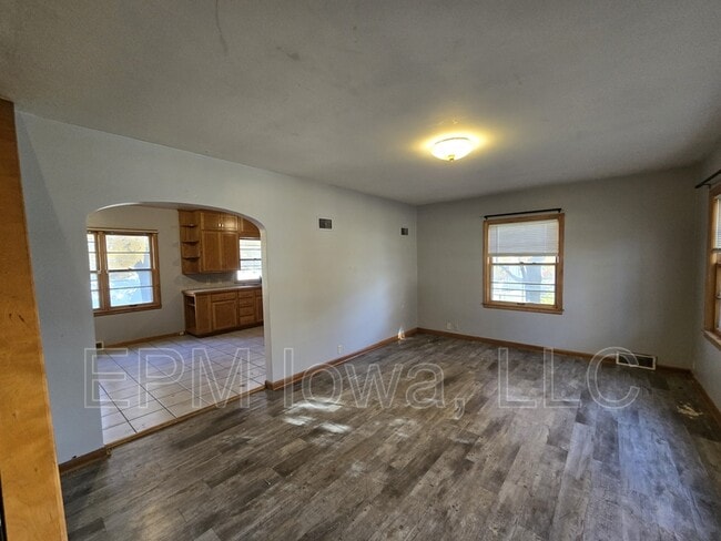 Building Photo - 821 Cornwall Ave