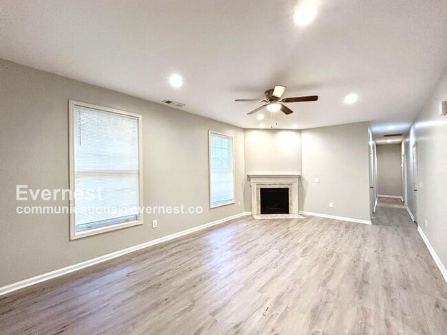 Building Photo - Spacious 3-Bedroom Home with Modern Amenities / Pet-Friendly / Available Now!