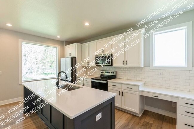 Building Photo - 10009 Powell Ave