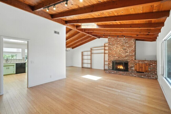 Foto del edificio - 8461 Valley Circle Blvd