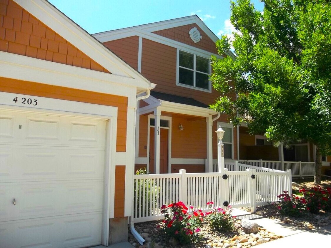 Foto principal - Love Where You Live – 2 Bed Condo in the H...