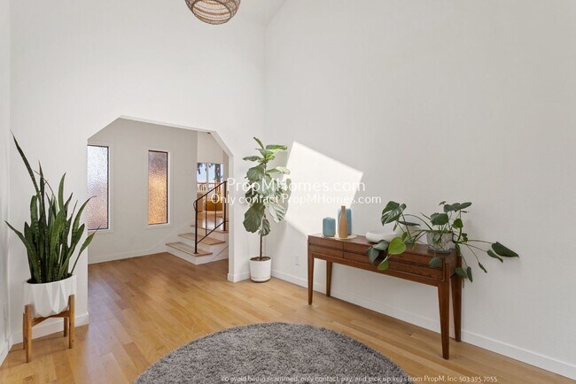 Building Photo - Mid-Century Modern Three Bedroom in Happy Valley!