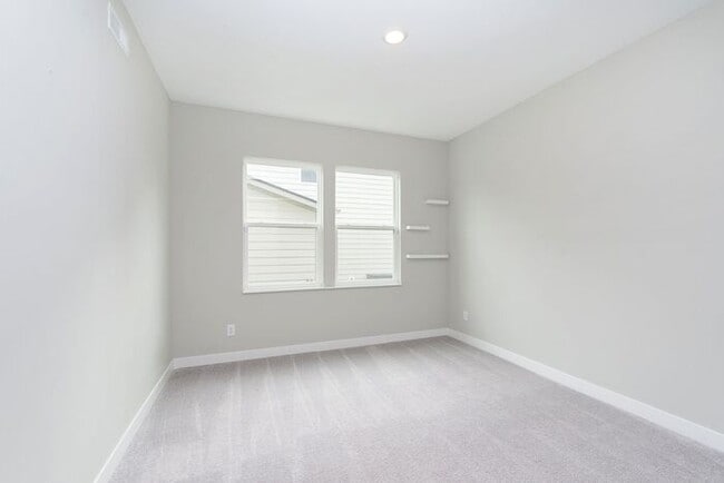 Foto del edificio - Like New 5 Bedroom 3 Full Bath With Fenced...