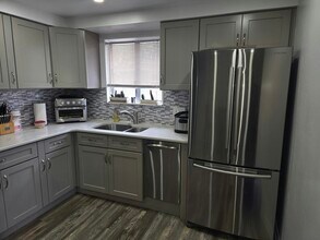 Building Photo - 205 Meadowlawn Rd
