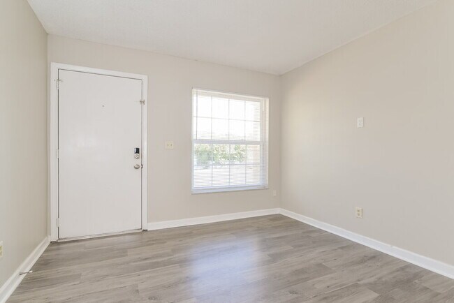 Foto del edificio - 270 Crestview Dr