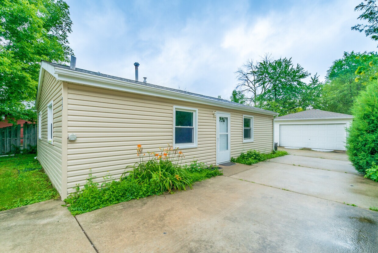 Primary Photo - 917 E Lorraine Ave