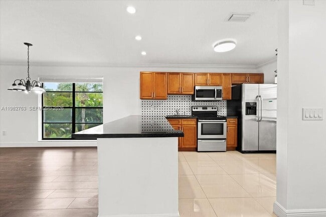 Foto del edificio - 7944 Eastlake Dr