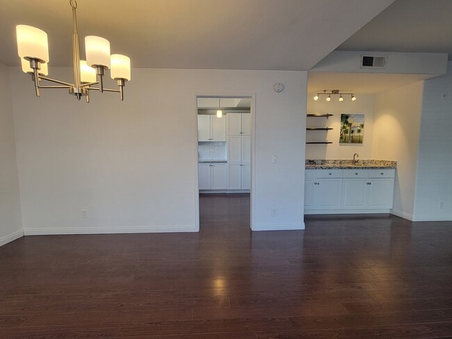Building Photo - 10925 Blix St