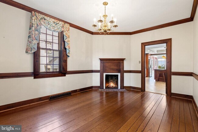 Building Photo - 512 Courtfield Ave