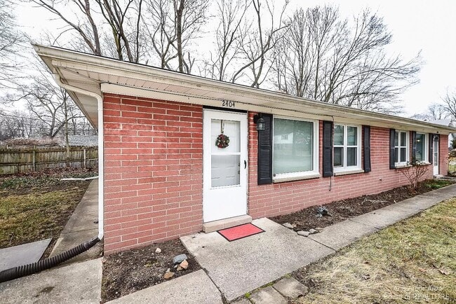 Building Photo - 2404 Warner Pl