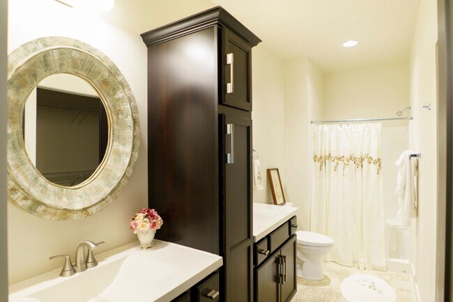 Foto del edificio - 3 Bedroom Townhome Available August 1st, 2026