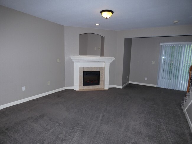 Building Photo - 13640 Oak Valley Dr
