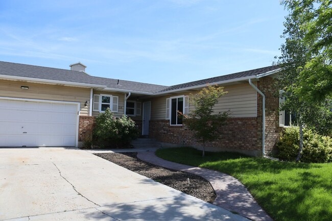 Building Photo - Large 4 bedroom 3 bath top floor duplex