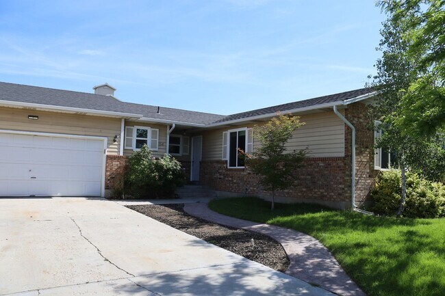 Foto del edificio - Large 4 bedroom 3 bath top floor duplex