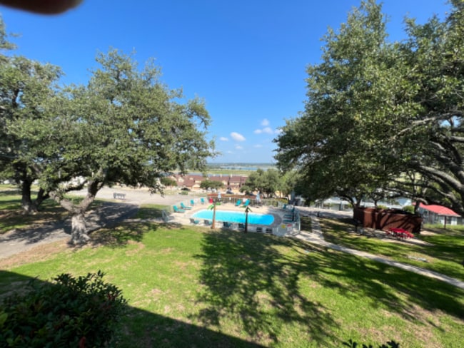 Building Photo - 1581 Parkview Dr