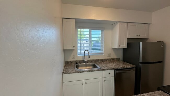 Building Photo - Central Chandler 2br Condo