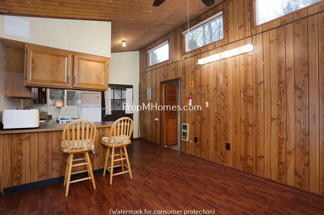 Building Photo - 9891 SW Spring Crest Dr
