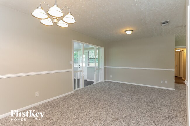 Building Photo - 2517 Columbine Dr N