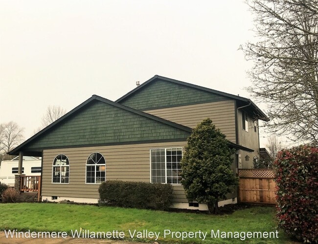 Building Photo - 4 br, 2.5 bath House - 3195 SE Hathaway Drive
