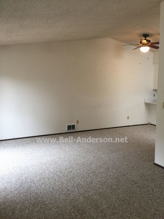 Building Photo - 1820 Maple Ln