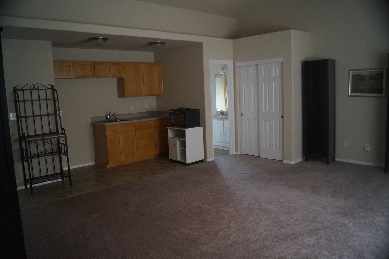 Primary Photo - 3263 SE Midvale Dr