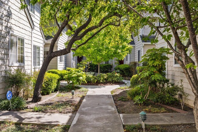 Foto del edificio - Delightful 3/3bth End-Unit Townhouse in Ce...