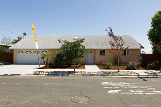 Building Photo - 5127 Manhasset Dr