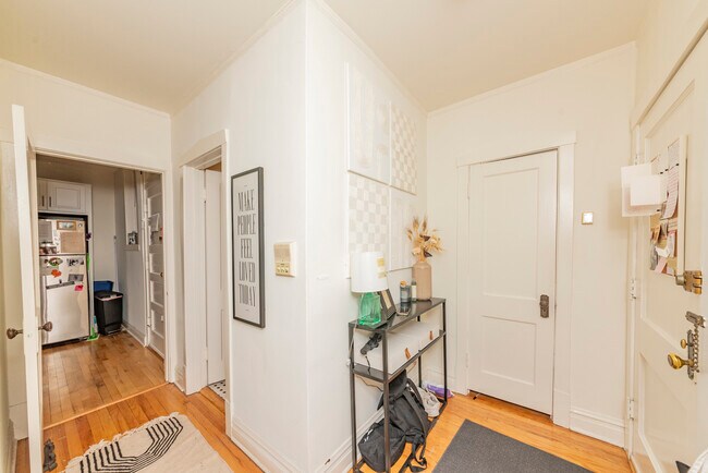 Building Photo - 2522 W Belle Plaine Ave