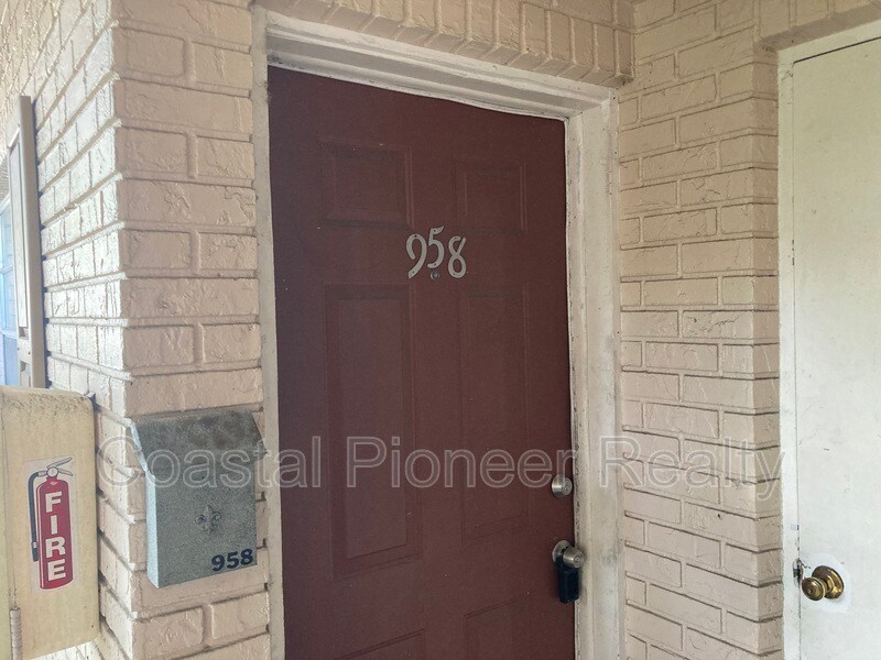 Building Photo - 958 San Christopher Dr