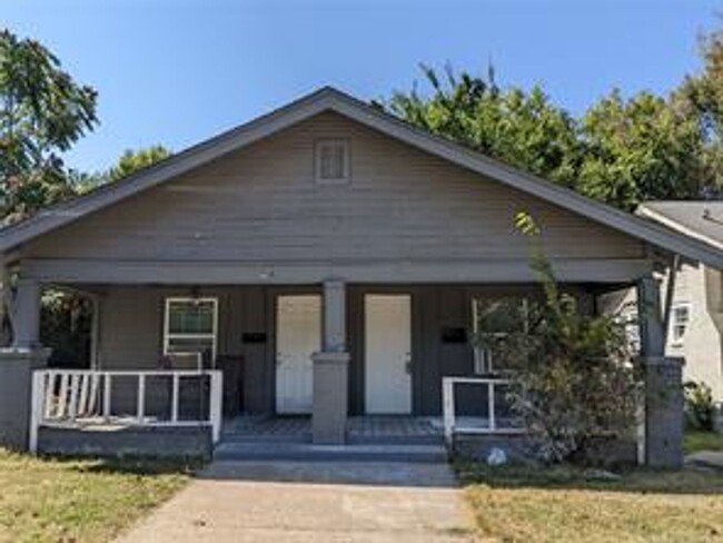 Building Photo - Come check out this cozy duplex right off ...