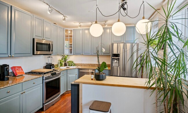 Foto del edificio - 2542 N Sacramento Ave