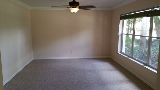 Foto del edificio - Spacious 4/2.5 Pool Home with 2-Car Garage...
