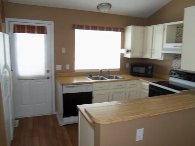 Building Photo - Great Littleton Location! 2 bedroom, 1 bat...