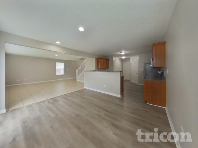 Building Photo - 2337 Middle View Dr