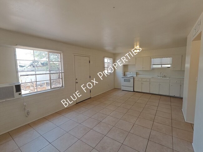 Foto del edificio - 1224 N Camilla Blvd