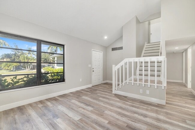 Building Photo - 928 Laurel Ave