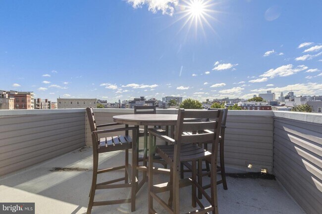 Foto del edificio - 1744 Vineyard St