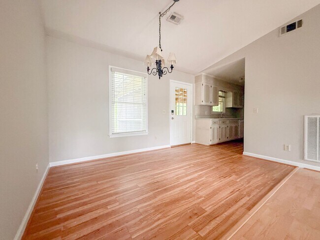 Foto del edificio - Spacious 3-Bedroom Home with Screened Porch, 2-Car Garage + Workshop