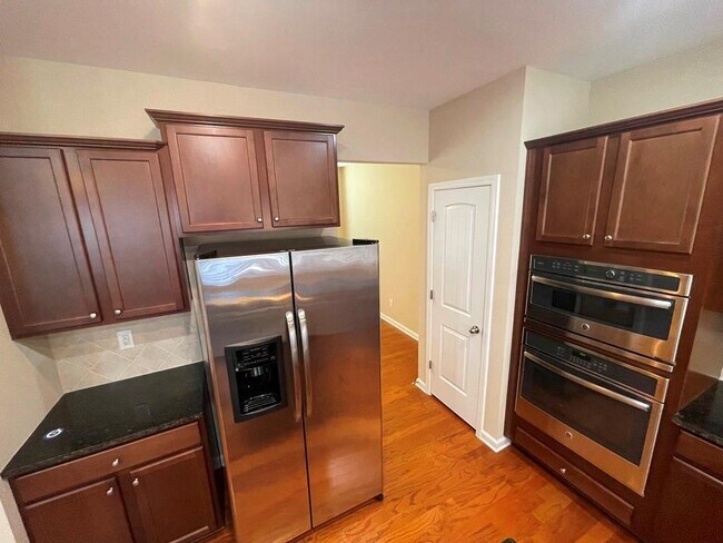 Foto del edificio - 3340 Twinrose Pl