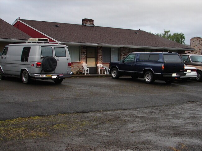 Building Photo - TWO BEDROOM DUPLEX ACROSS FROM PARK