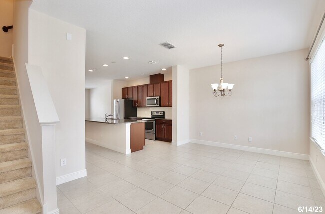 Foto del edificio - Beautiful 3/2.5 Spacious Townhome with a P...