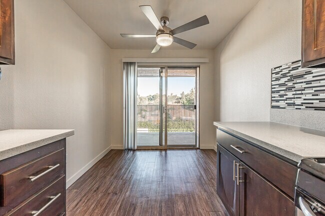 1BR, 1BA - 700SF - Dining Room - Luxe 1801