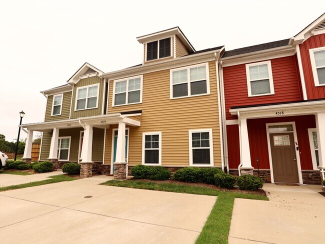 Foto del edificio - 3 Bed, 2 Bath Townhome with En-Suite Primary