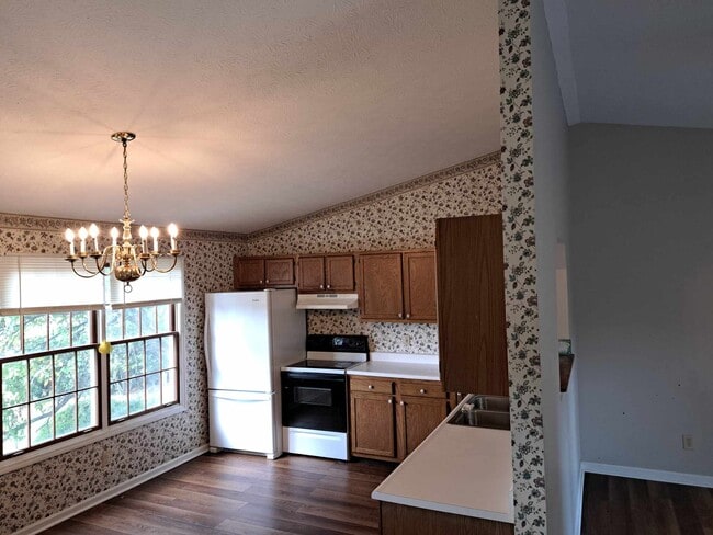 Building Photo - 377 Aaron Dr