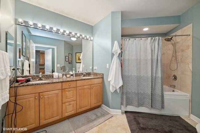 Building Photo - 420 E Waterside Dr