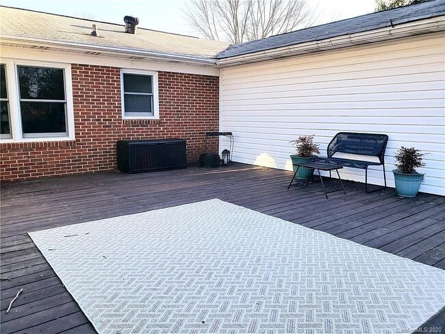 Building Photo - 10700 Forest Dr