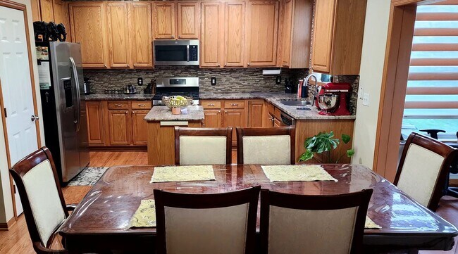 Building Photo - Beautiful 5 Bed Executive Home! Pet Friend...