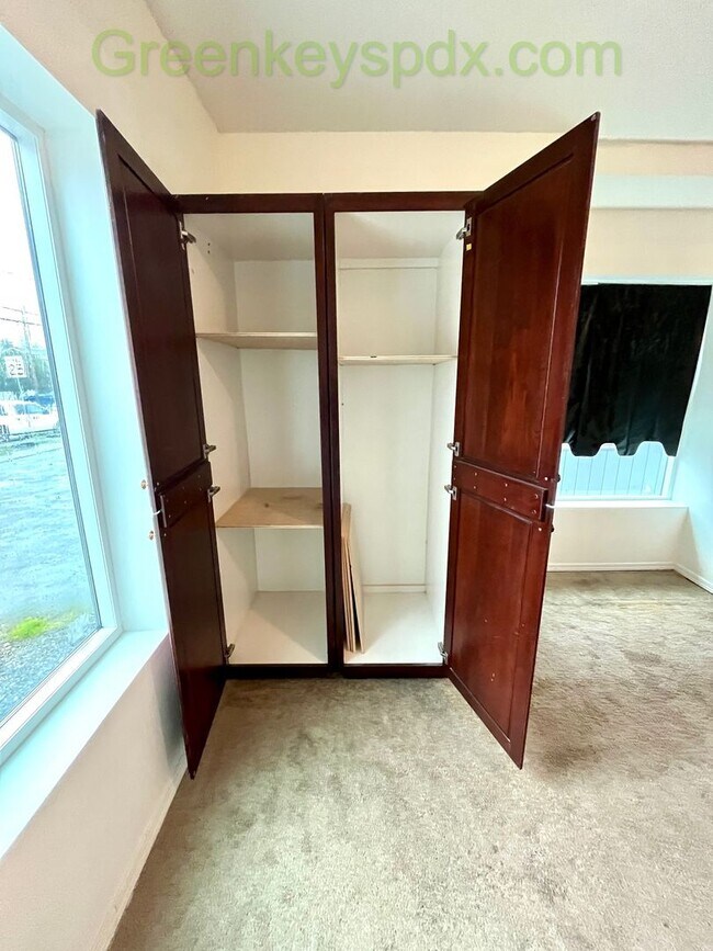 Building Photo - 2-Bedroom, 1-Bathroom Unit Available in Multiplex Near Downtown Hillsboro