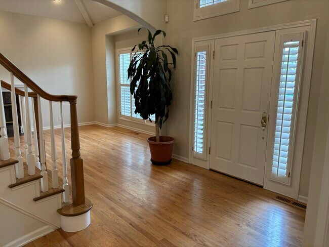 Building Photo - 740 Oak Crest Cir